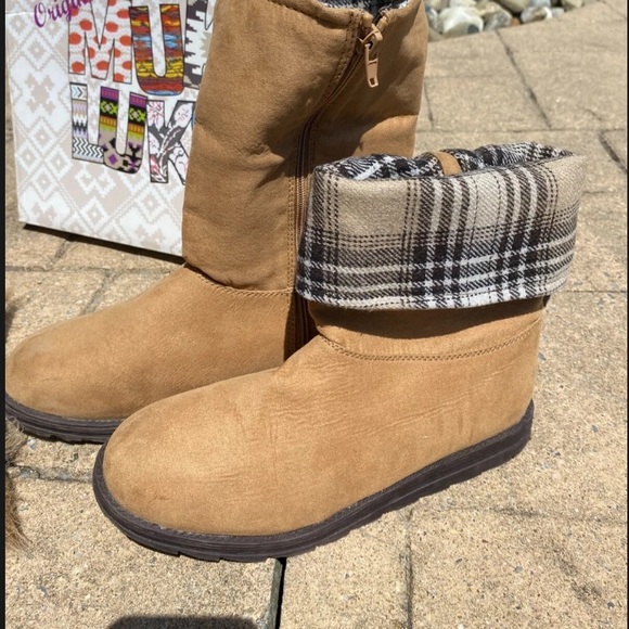 Muk Luks Shoes - 50%offw❤️Muk Luks Tan Winter Boots with Plaid Cuff size 10 New w flaws S21